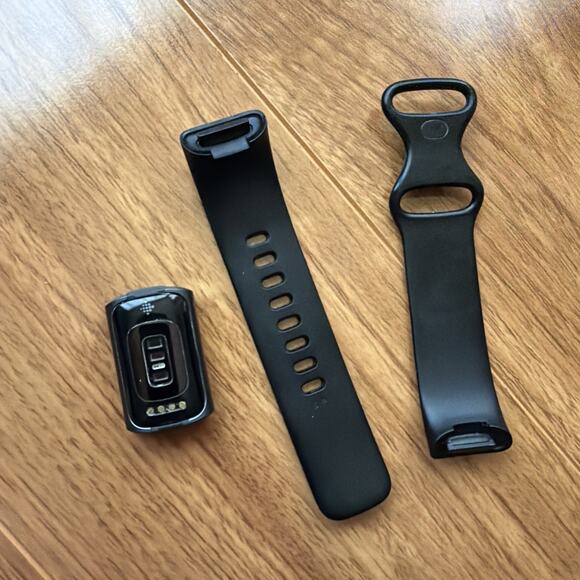 Fitbit Charge 5 Black/ Graphite Stainless Steel Doesn’t Turn On - Picture 4 of 11